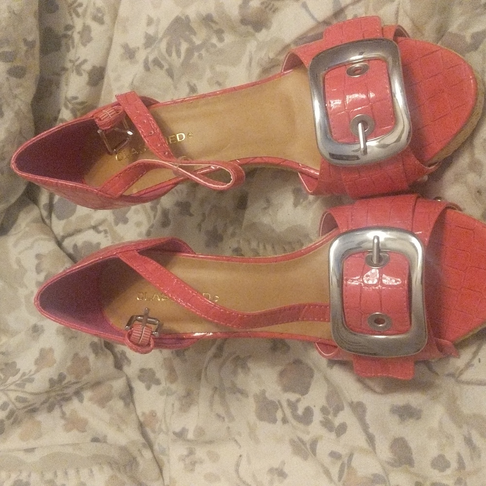 Classified brand Size 8 pink wedge heels